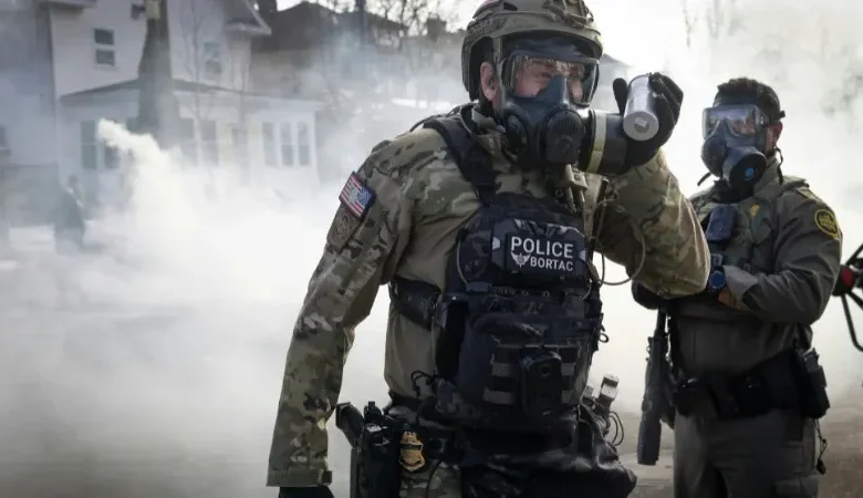 Federal agents executing the Minneapolis federal withdrawal on Friday morning.