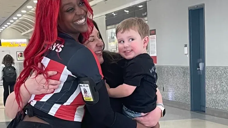 Atlanta Airport Waitress Receives Massive Donation After Calming Toddler